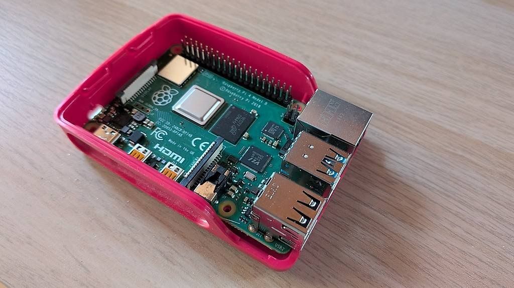 Raspberry Pi PCs: Raspberry Pi 4 model B 4GB + housing – Gebraucht aus Oberengstringen von cpg01