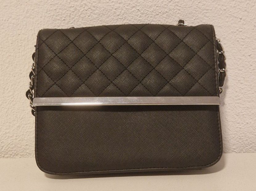 Borse da donna: Schwarze Handtasche mit Steppmuster und Kette – Usato da Buchs SG venduto da iva_5msb