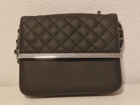 Schwarze Handtasche mit Steppmuster und Kette