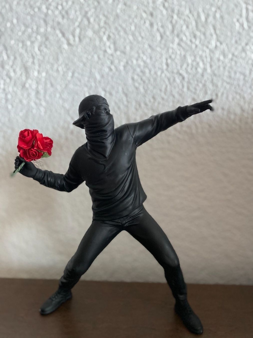 Statuette: BANKSY SKULPTUR FLOWER THROWER – Nuovo (secondo la descrizione) da Obersaxen venduto da Bob-omb 4