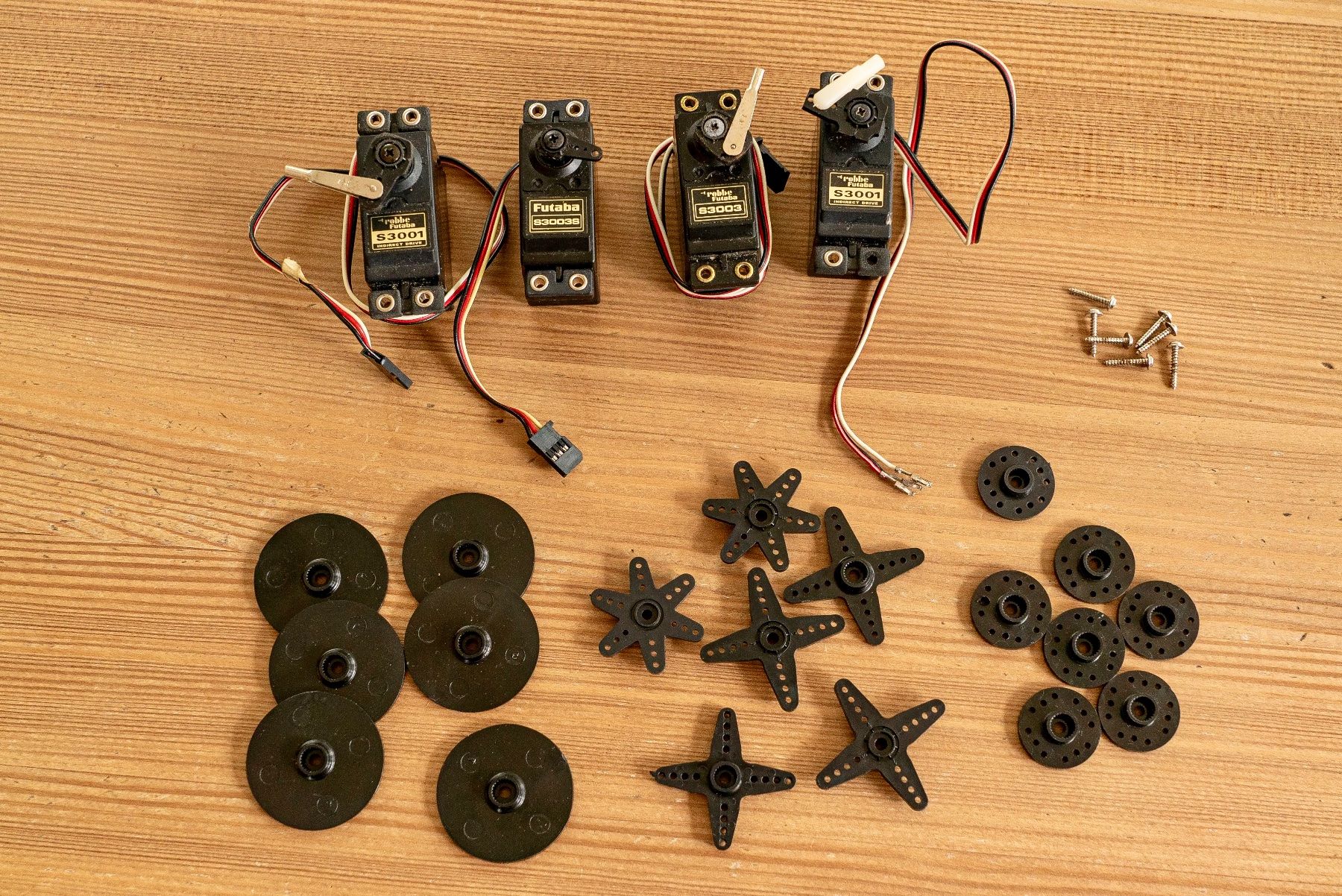 Futaba RC Modellbau: 4 Servos Robbe Futaba – Gebraucht aus Feusisberg von  1