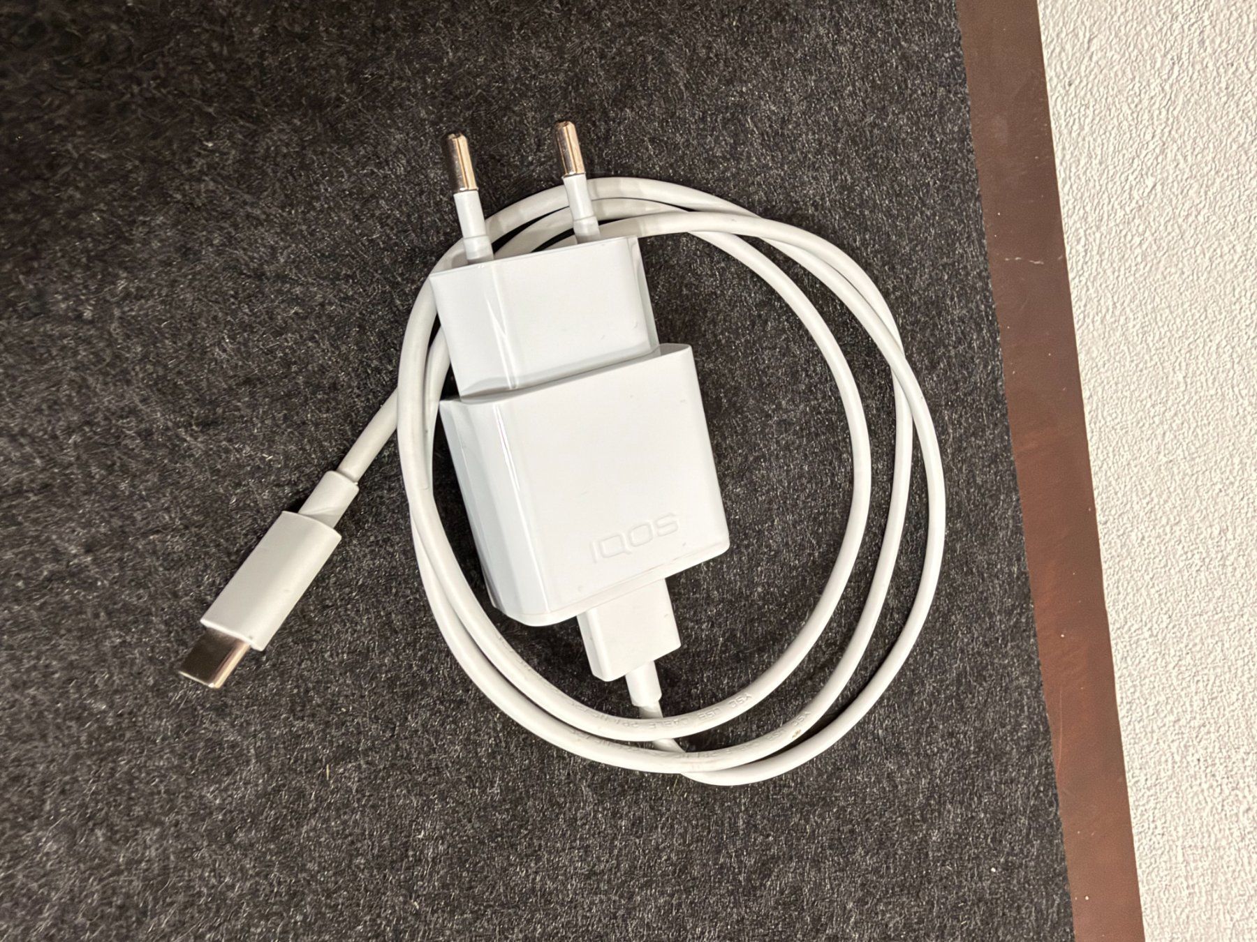 Caricabatterie: Original IQOS USB-C Ladegerät mit USB-C-Kabel – Usato da Lostorf venduto da Sommerfilmmusik