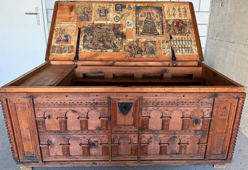 Cassapanche: Antike Bauerntruhe mit religiöser Innenbemalung – Usato da Feusisberg venduto da ale_7bs2 3