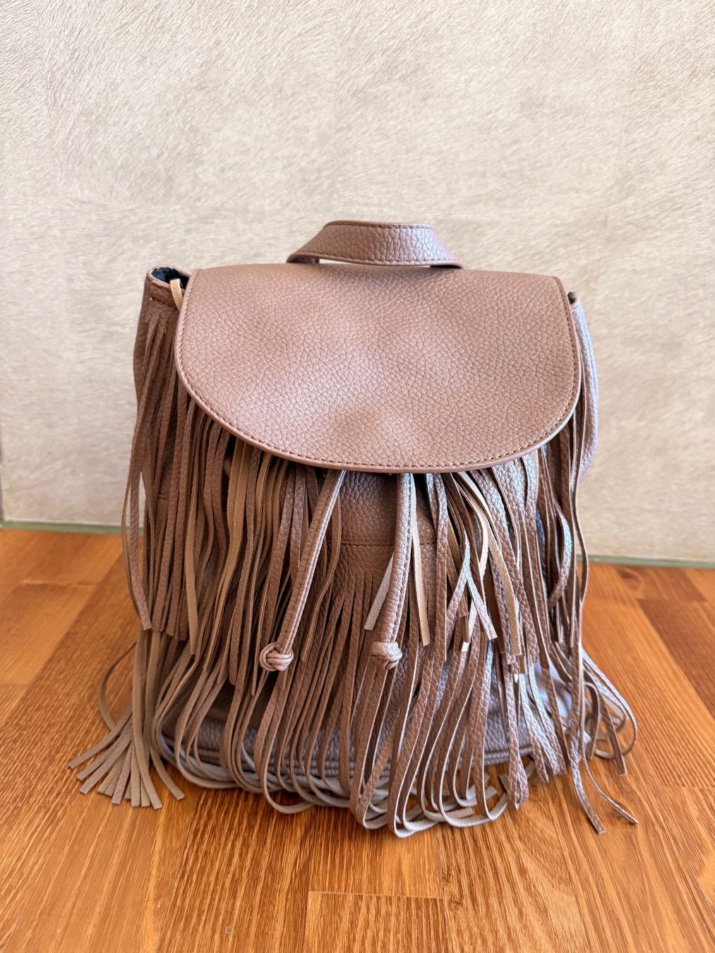 Zaini: Damen Rucksack beige mit Fransen – Usato da Uerikon venduto da Vanessita07