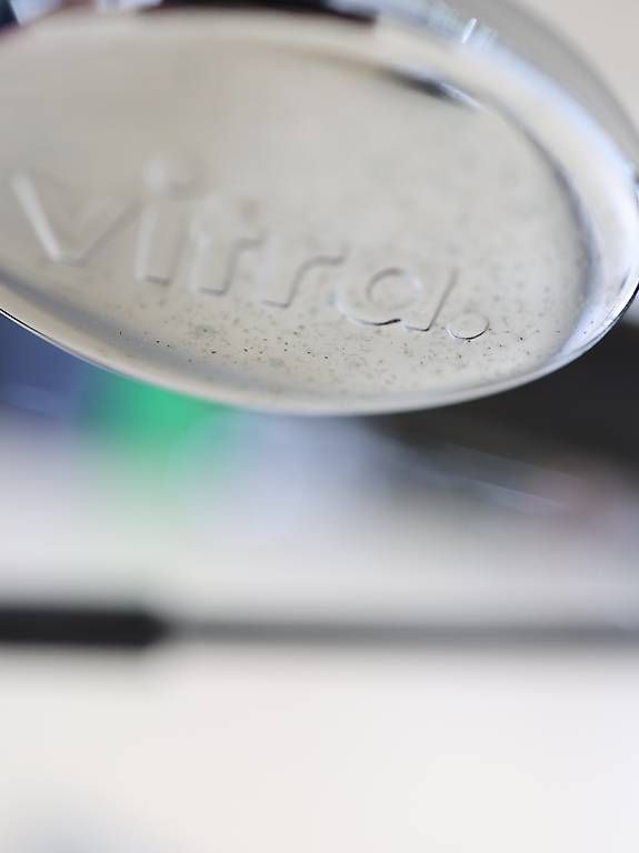 Vitra Sedie: Vitra Eames Bürostuhl EA 117 - Weiss Leder – Usato da Meinisberg venduto da atelier_TILIJA 6