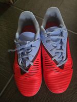 Chaussures de foot en salle Nike taille 36 comme neuves.