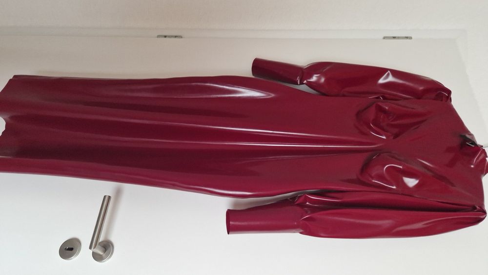 Magnifique robe Demask (D'occasion) à Les Genevez JU pour CHF 70 – avec ...