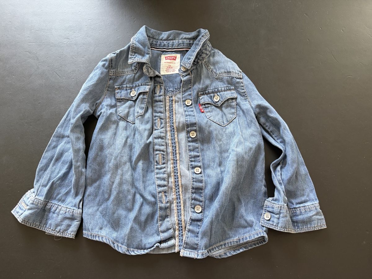 Chemises, Tops & T-shirts: Levi’s Hemd – D'occasion à Zürich par schmickels