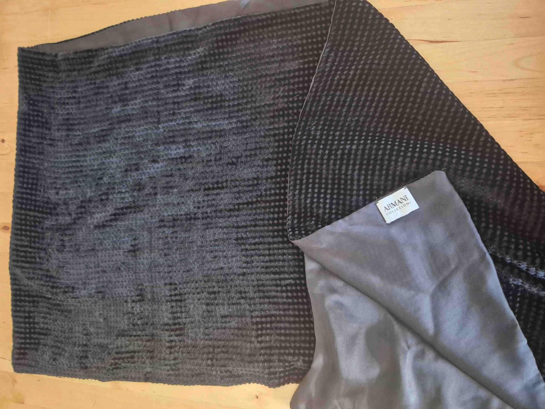 Foulard & Sciarpe: Samtige Stola von Armani Collezioni – Usato da Niederhasli venduto da mybluefish
