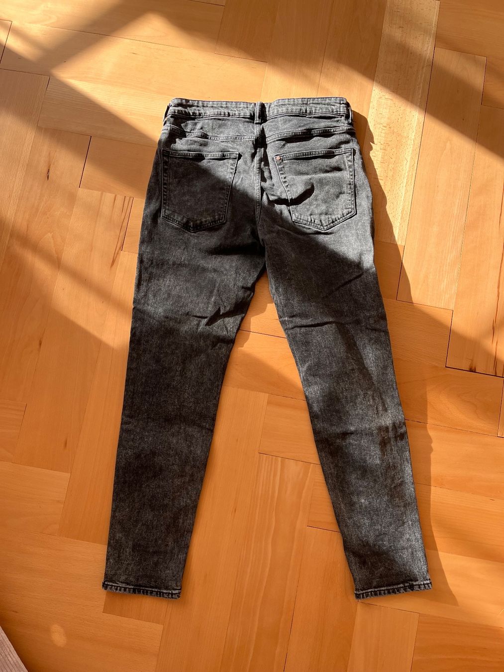 H&M Jeans: Regular Tapered Jeans, schwarz – Usato da Bern venduto da julian.k97 1