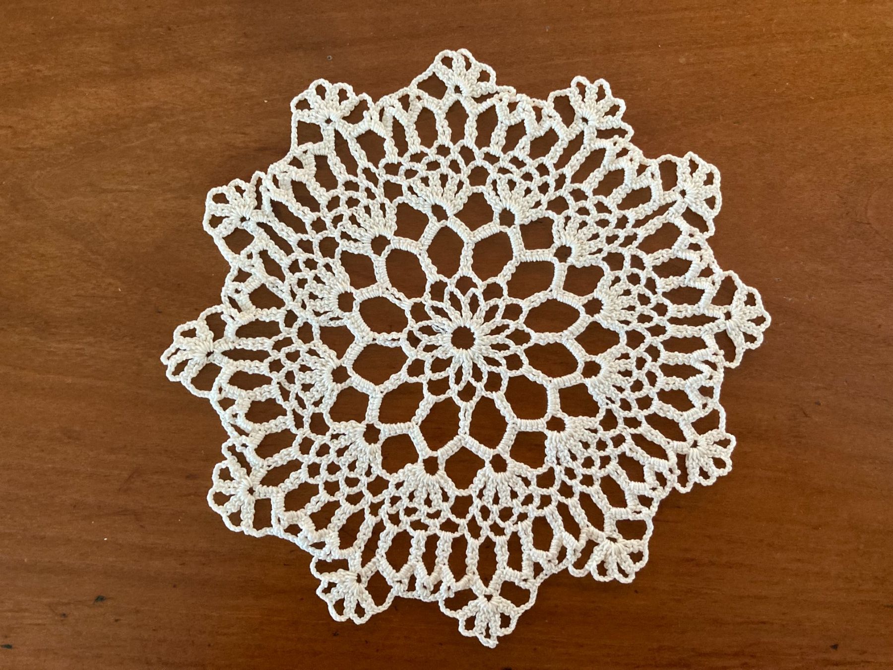 Sottobicchieri: Spitzendeckchen Handarbeit gehäkelt rund ca. 15 cm DM – Usato da Subingen venduto da ArtBead