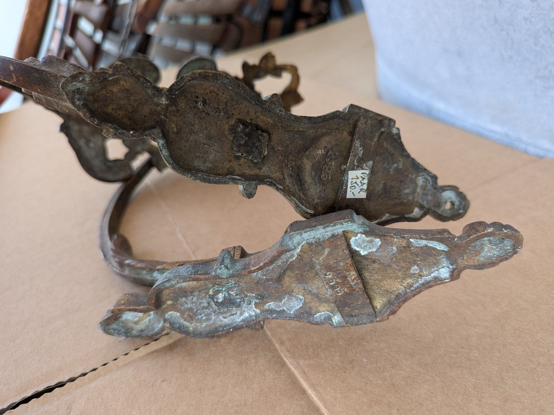 Skulpturen & Statuen: 2 antike Bronze Vorhangstangenhalter oder Raffhalter – Gebraucht aus Emmen von Brockofsky 3
