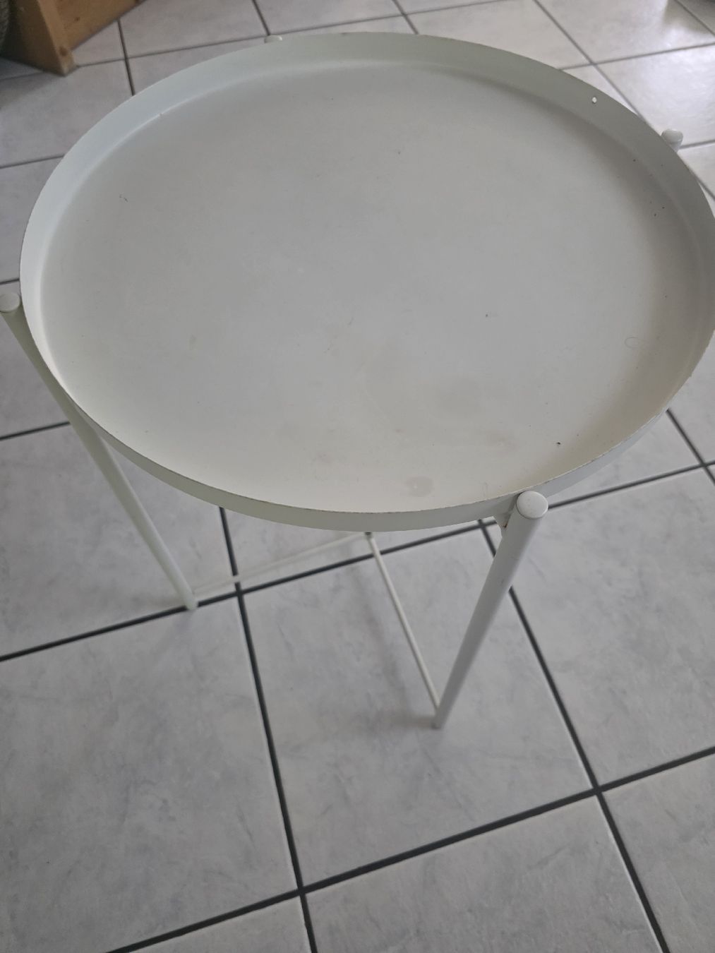 Tische: Beistelltisch rund weiss Metall – Gebraucht aus Adlikon von Tami2019