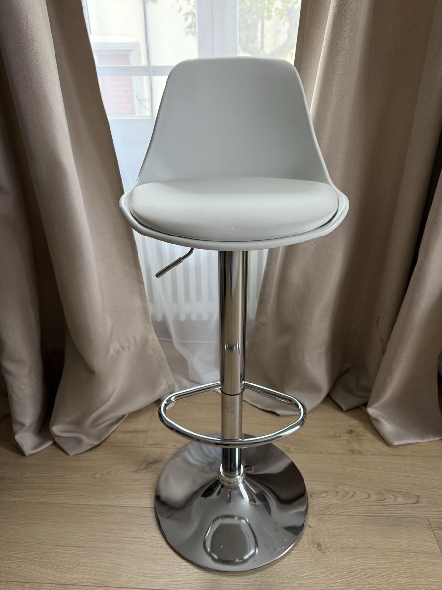 Chaises hautes: Chaise Bar – D'occasion à Belmont-Lausanne par Michelle_Srdr_