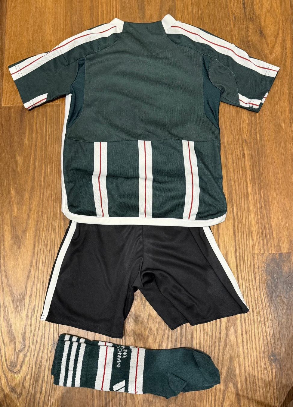 Adidas Survêtements: Fussball Trikot Gr 110 – D'occasion à Horgen par Auction-Kings 1
