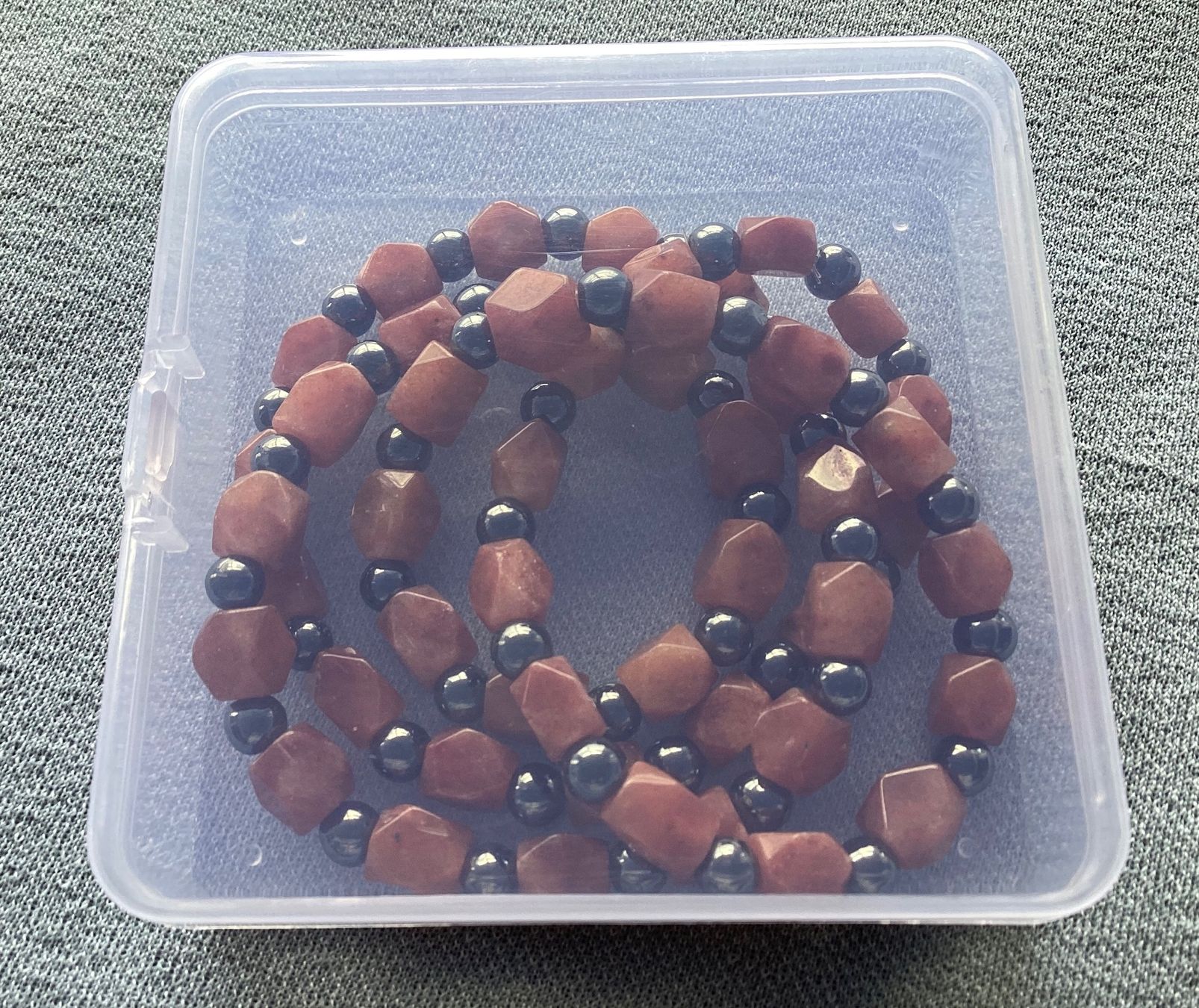 Ketten: Moderne Heilstein-Edelsteinkette: Honig Jade + Hämatit – Neu und originalverpackt aus Laax von kri_95f5 2