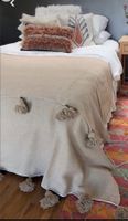 Bett/Sofa Überwurf Tagesdecke Pompoms handgefertigt Beige