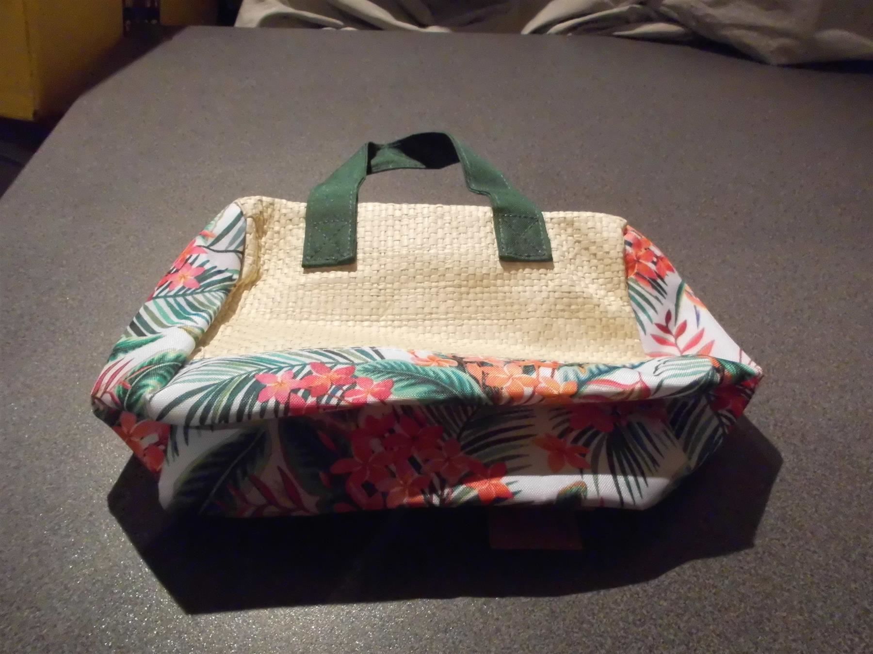 Taschen für Damen: Tasche Blumenmuster/beige, klein – Gebraucht aus Zürich von abraxas1291