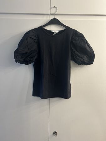 Black puff sleeve t-shirt, size M, ideal for summer.