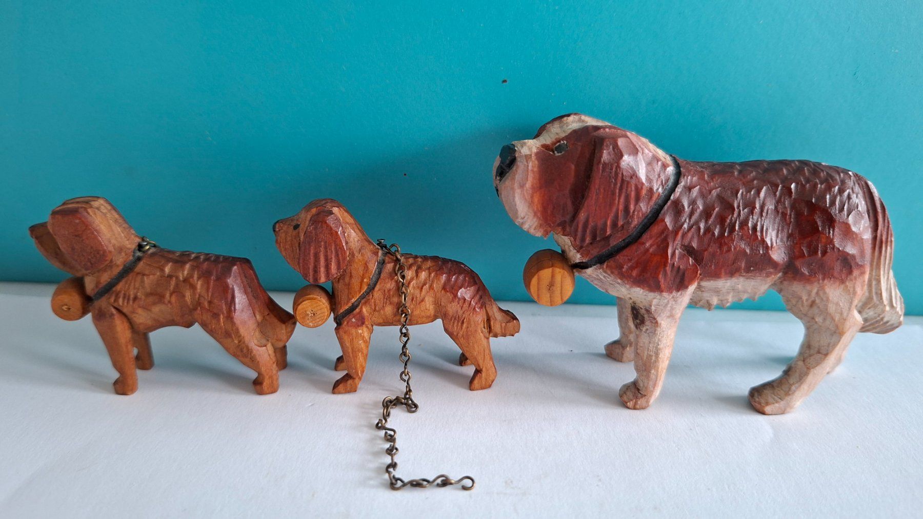 Statuette: 3er Set geschnitzte Bernhardiner Hunde Holzfiguren – Usato da Opfikon venduto da Diversamente 1