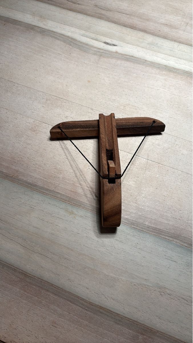 Spielzeuge: Handgefertigte Armbrust aus Holz – Gebraucht aus Ennetbaden von r_erne