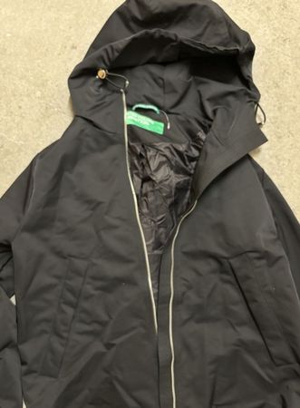 Schwarze Benetton Regenjacke nur einmal getragen Größe 40 