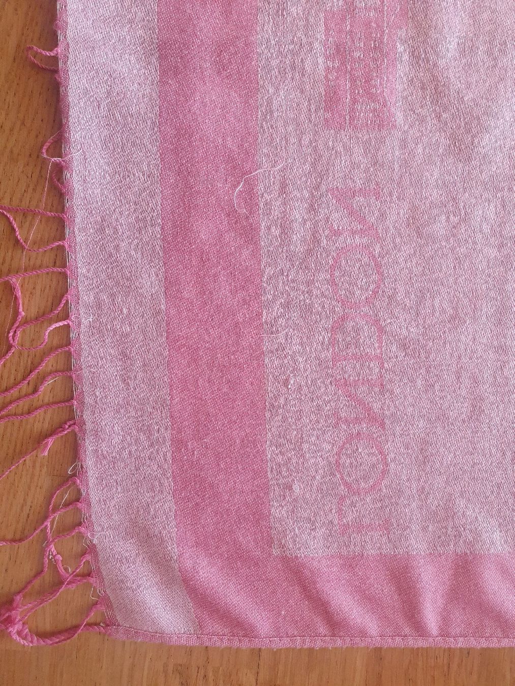 Foulard & Sciarpe: Pink London Schal mit Fransen – Usato da Moosseedorf venduto da Sonnenschein.. 1