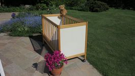 Nostalgisches Babybett - helles Holz - mit De-Luxe-Matratze