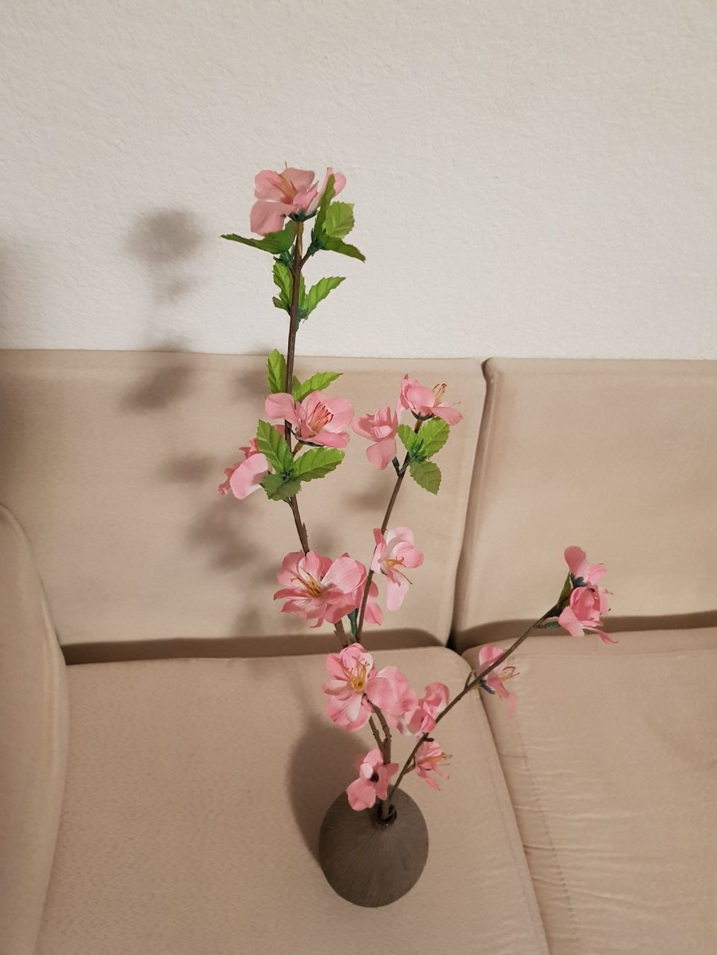 Vasi & Recipienti: Vase in Form einer Kokosnuss mit Kunstblumen – Usato da Killwangen venduto da Marc-Antonio