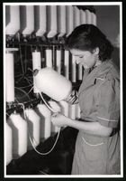 Fotografie Fabrikarbeiterin fädelt Garn
