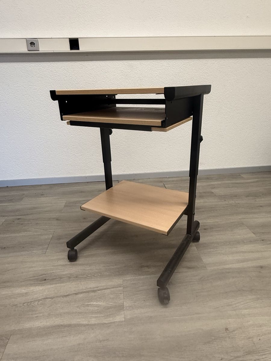 Bureaux: mobiler PC-Arbeitsplatz  – D'occasion à Bachenbülach par inf_ltq6 1