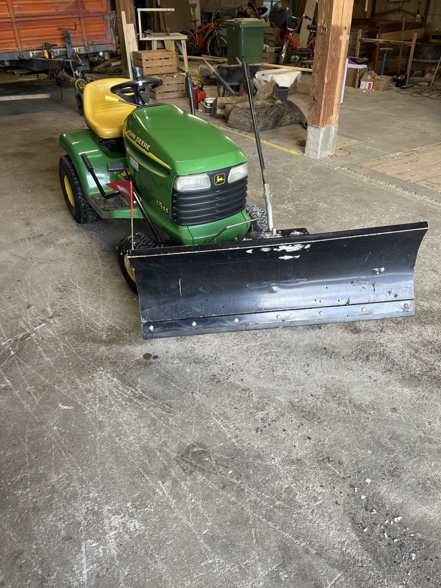 John Deere Tagliaerba: Rasentraktor John Deere mit Schneepflug – Usato da Rickenbach LU venduto da fla_9ft6 1