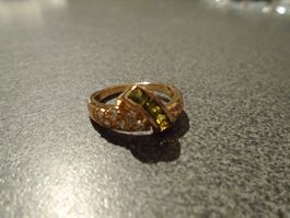 Ring goldfarbig, schwarz geschwungen/weisse Steinchen
