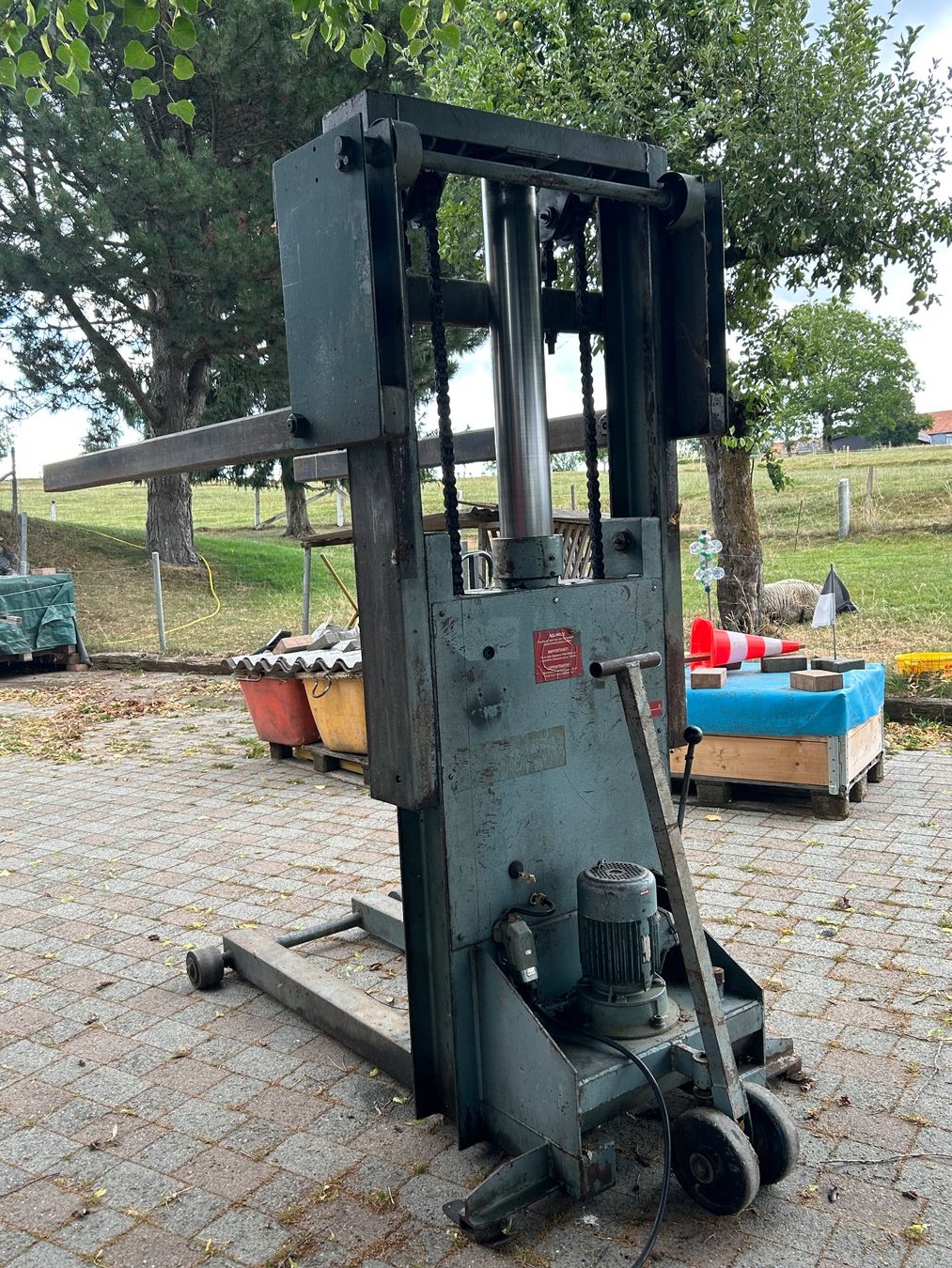 Piattaforme elevatrici & Crick: Ein-Säulen-Lift mobil – Usato da Alterswil FR venduto da Sjasper 2