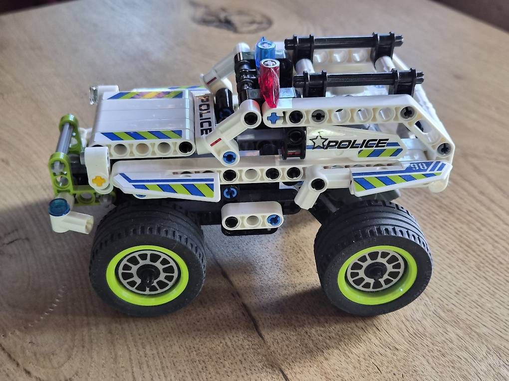 Kit di costruzioni: Lego Technic Policecar – Usato da Heiligenschwendi venduto da Lotusse-hair