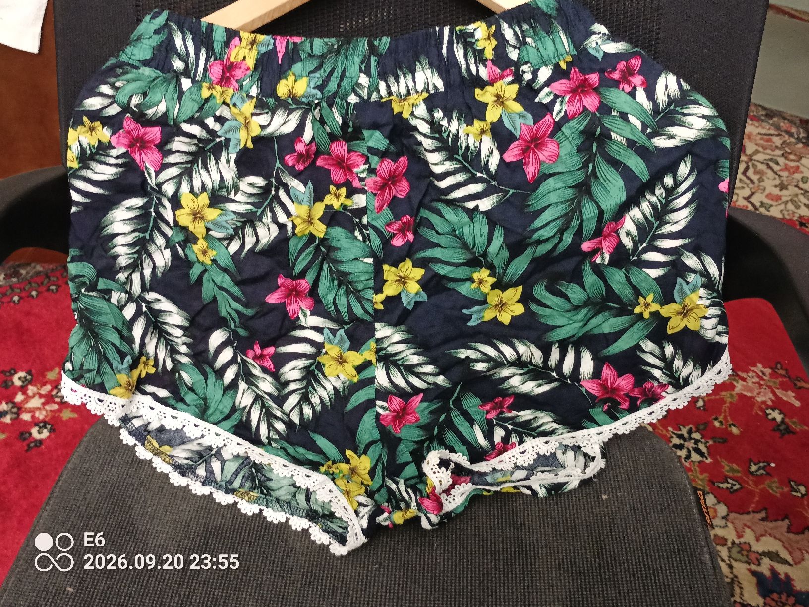 Pantaloni: Geblümte Shorts mit Spitzen – Usato da Zürich venduto da Mitzi6 1
