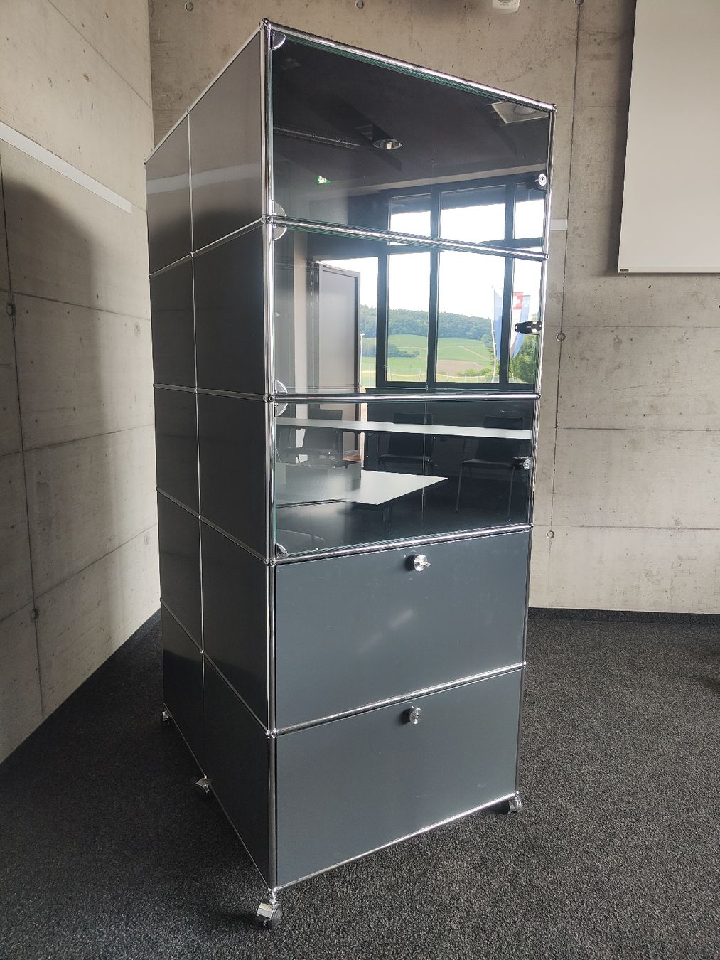 USM Scaffali: USM Haller Roll-Regal Anthrazit Glas mit  2 Schlüssel – Usato da Ehrendingen venduto da Axe31