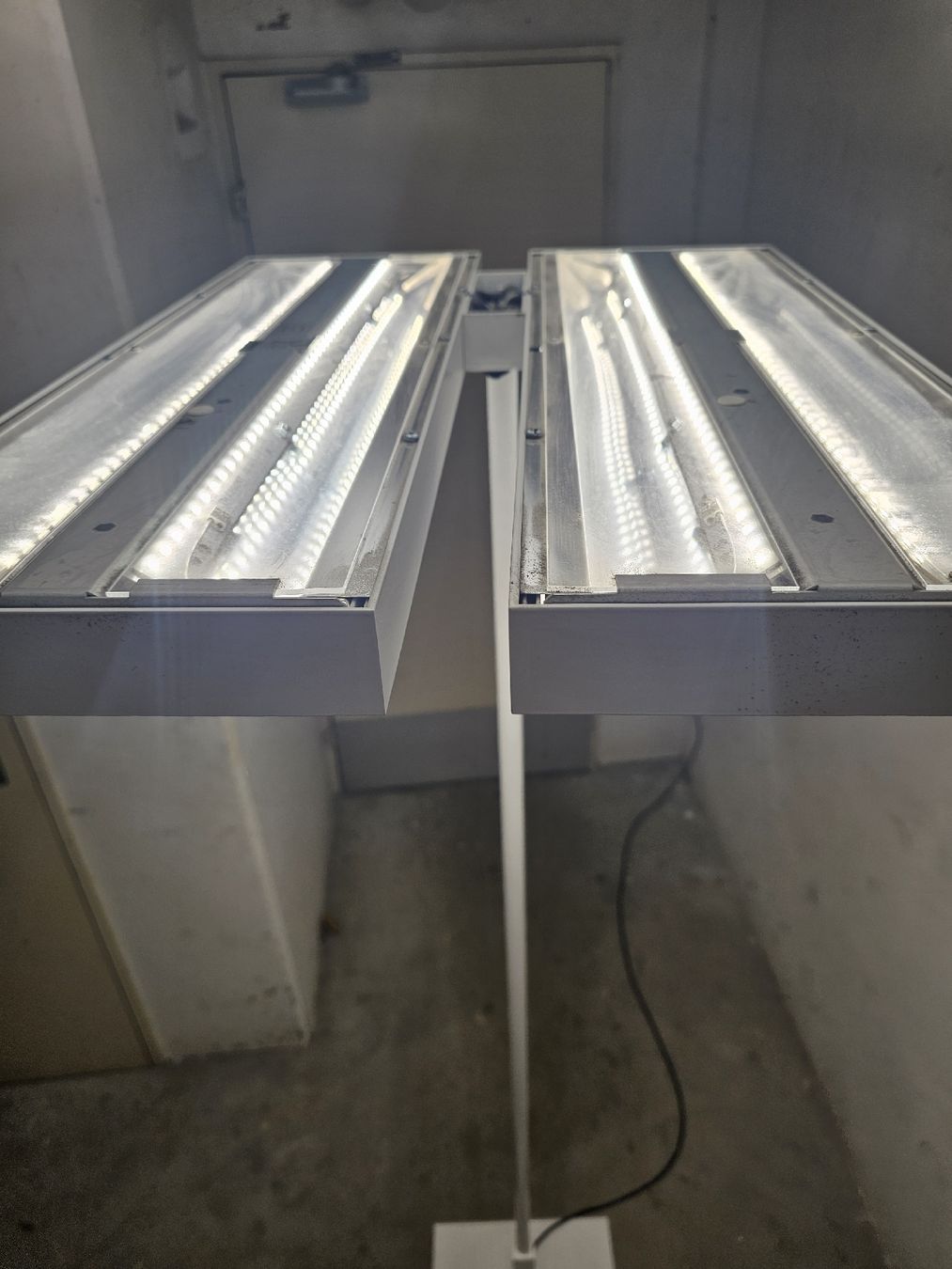 Regent Lampade: Stehleuchte Level Office LED 4000K – Usato da Münchenstein venduto da LightingPRO 4
