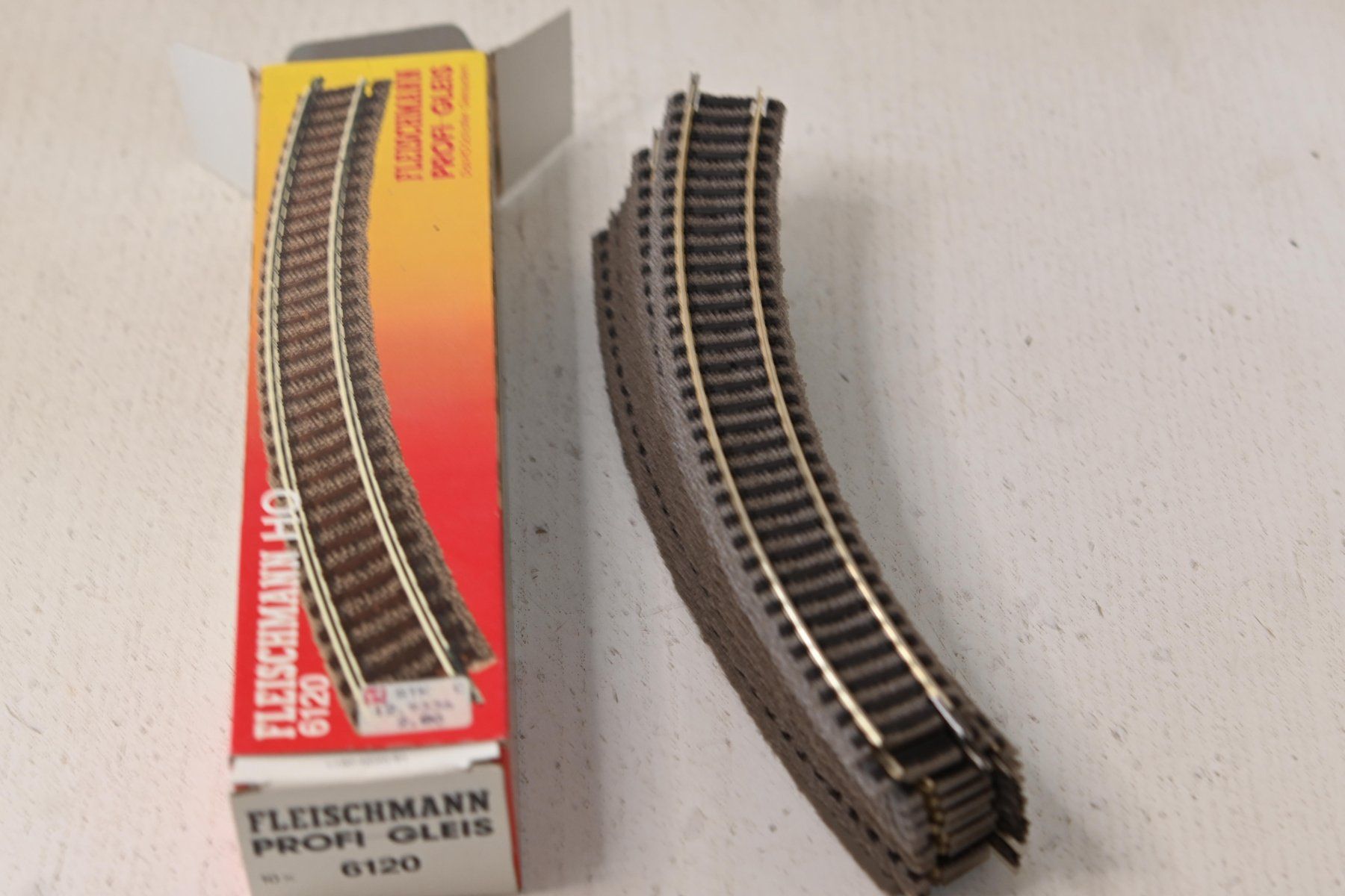 Fleischmann Modellini di ferrovie: Fleischmann gebogene Gleise H0/DC mit OVP – Usato da Laupen ZH venduto da Zmoewe