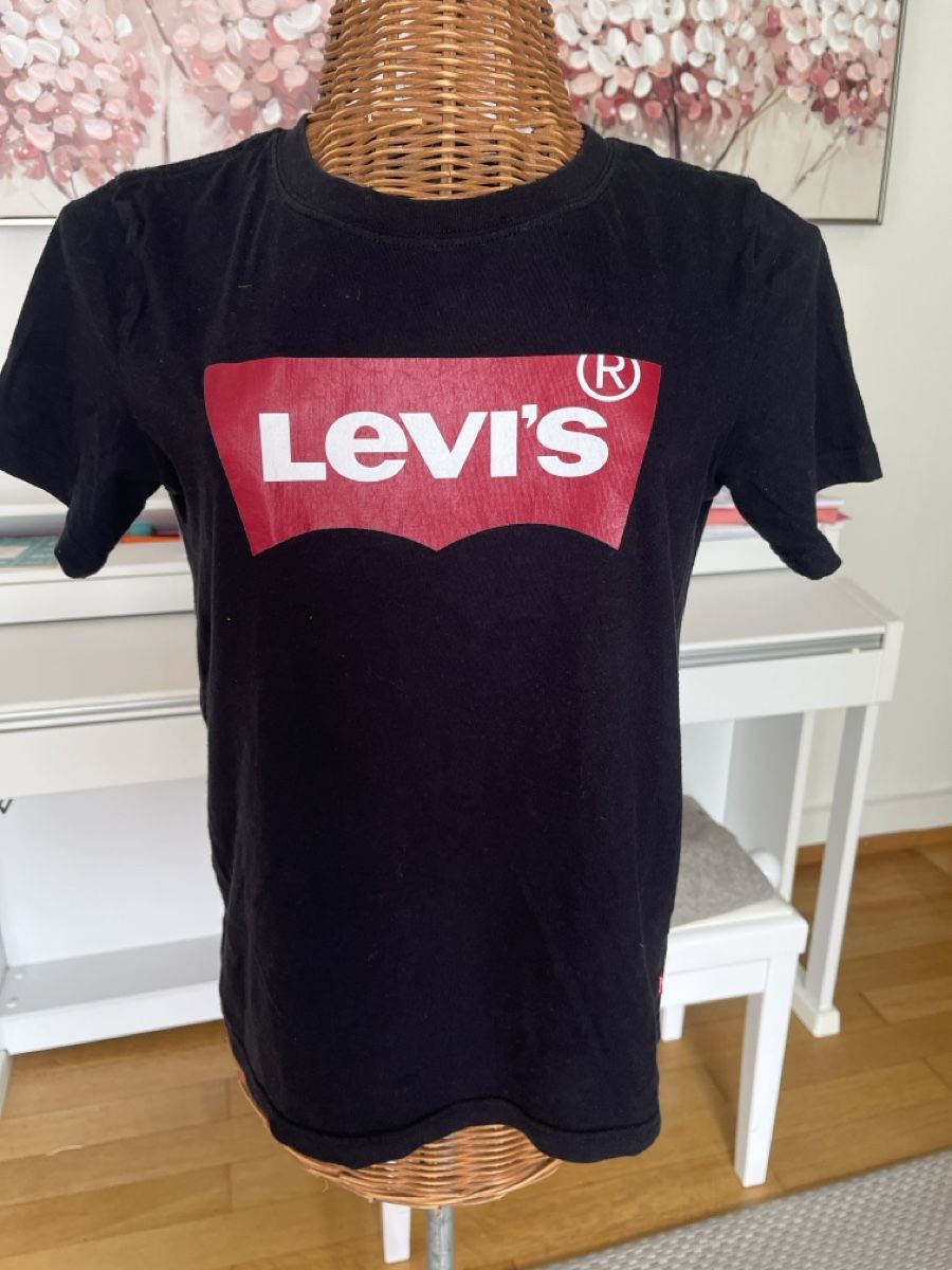 Levi's Blusen, T-Shirts & Tops: Levi's T-Shirt Schwarz, 152 – Gebraucht aus Solothurn von Bobesch08