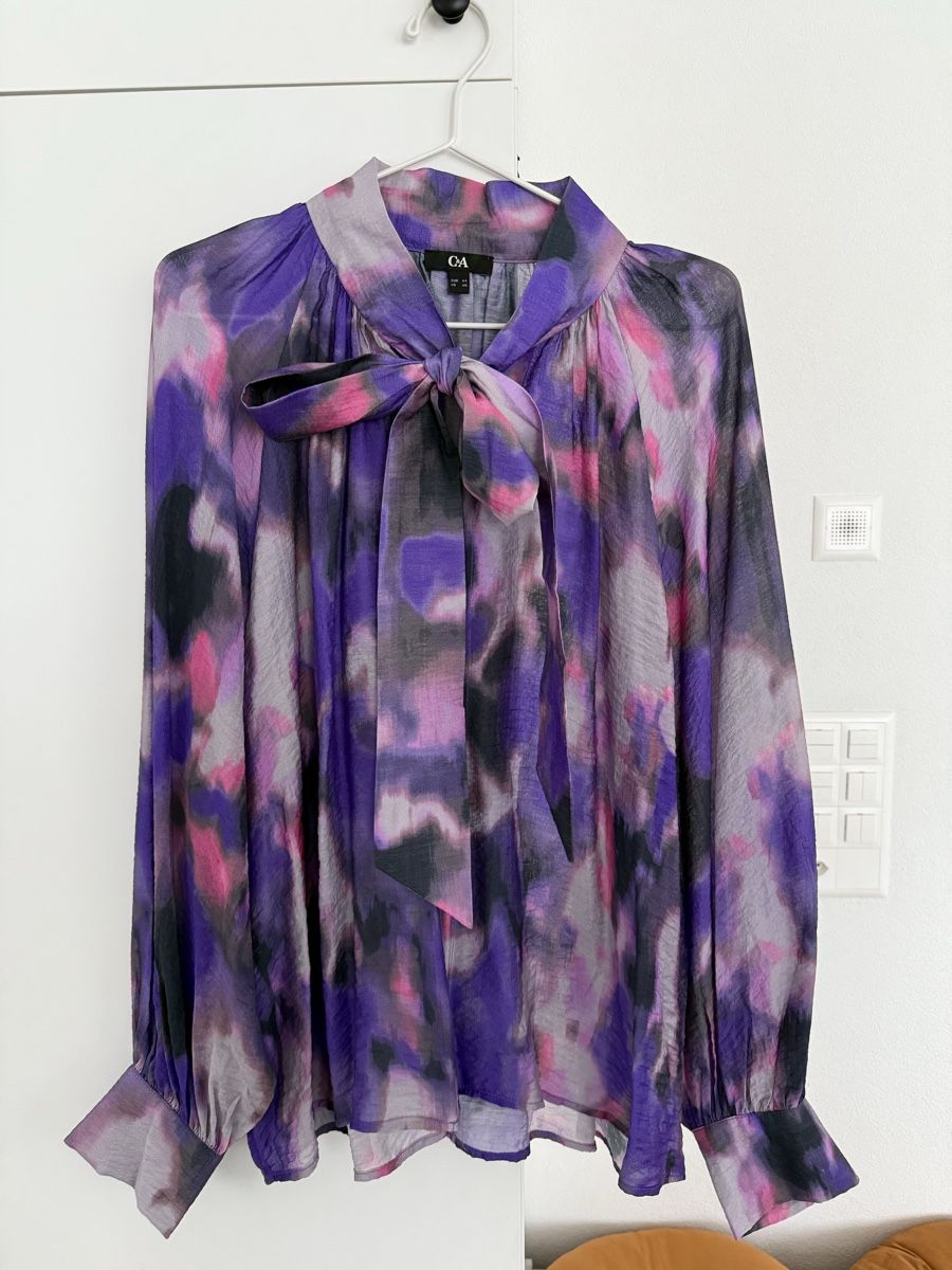 C&A Camicette: Bunte Bluse mit Schleife – Nuovo (secondo la descrizione) da Zürich venduto da mel_87ct
