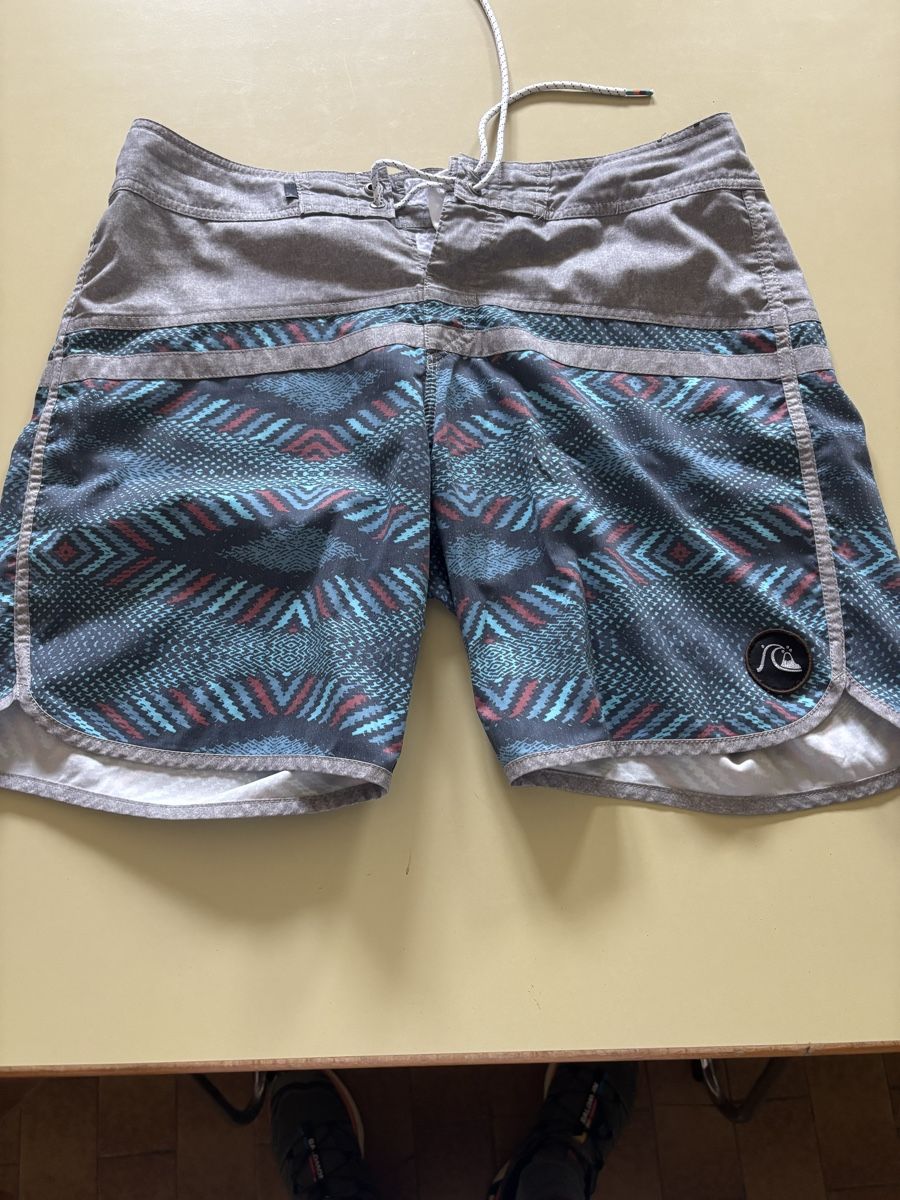 Quiksilver Caleçons de bain: Boardshorts Quiksilver 32 – D'occasion à Morges par Brunocunha05