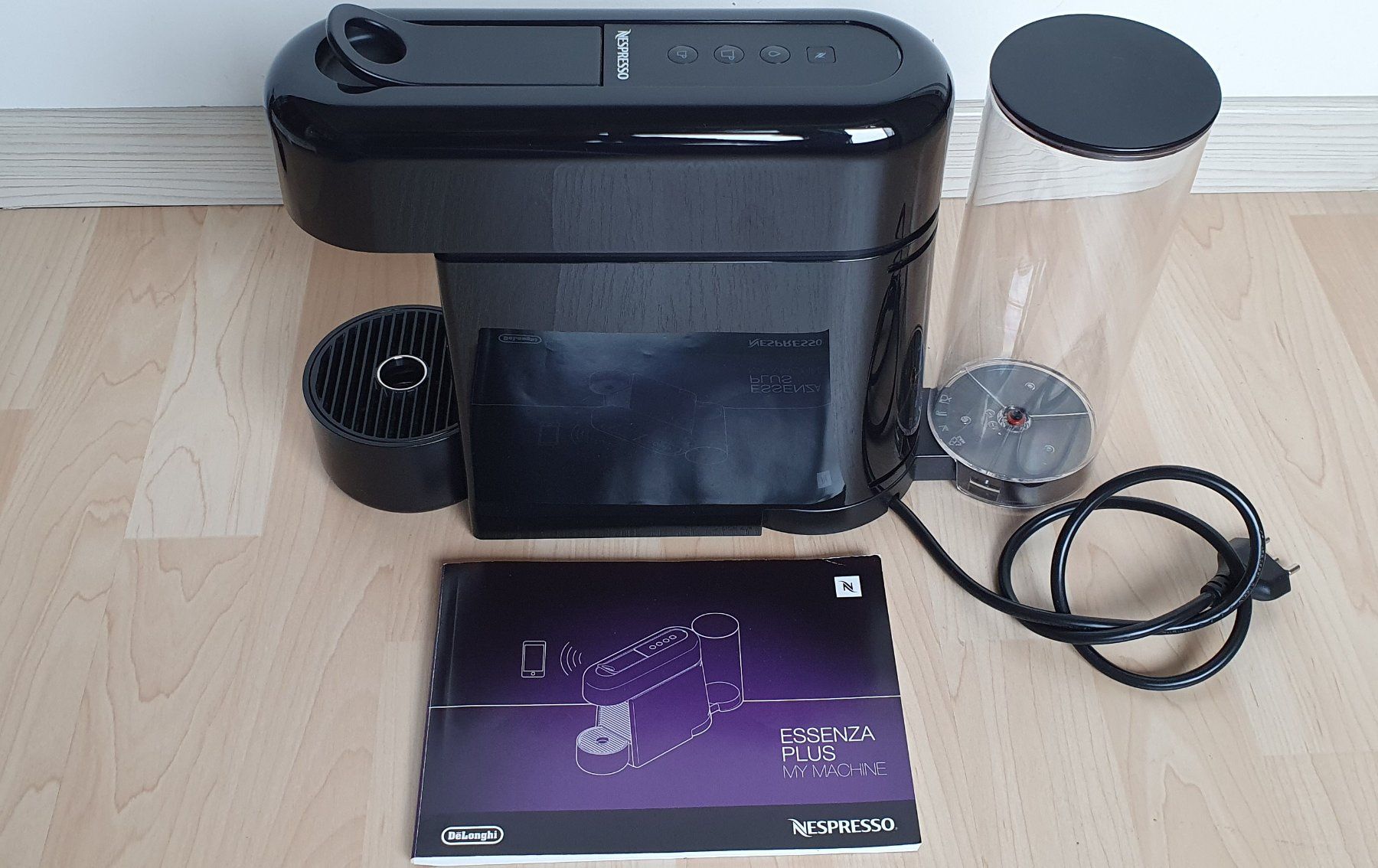 De'Longhi Macchine per caffè & Macchine per espresso: DeLonghi Nespresso Essenza Plus mit Bluetooth Funktion – Usato da Ernetschwil venduto da Cob1998