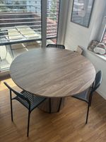 Esstisch mit Gebrauchsspuren 