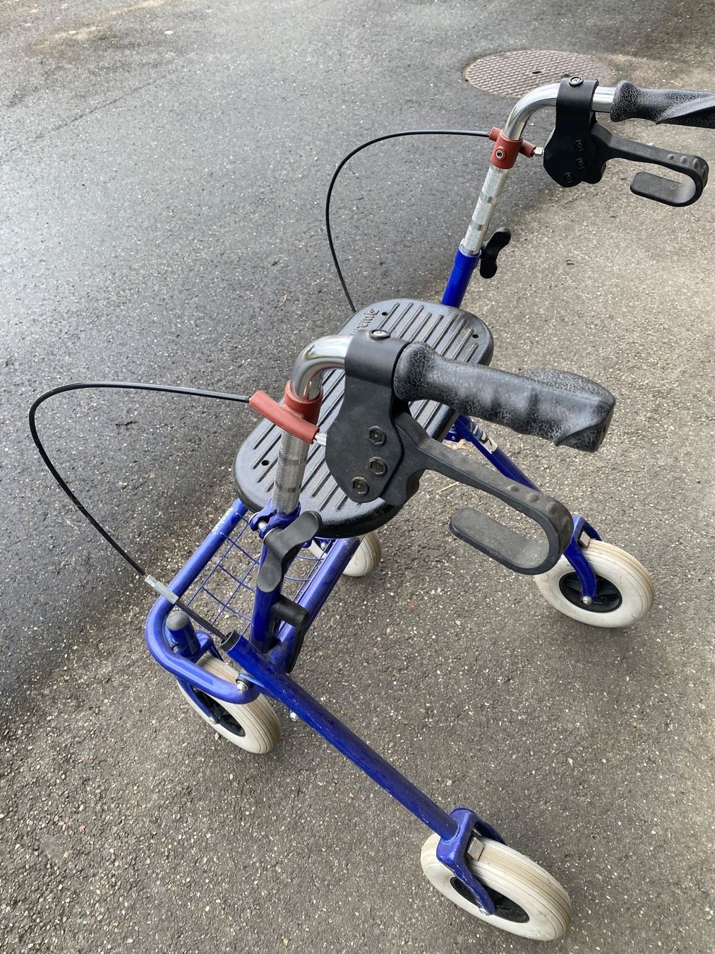 Ausili per la deambulazione: Rollator Premis blau mit Sitz und Korb gebraucht – Usato da Uster venduto da burgdani01 1