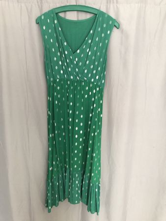Sehr schönes Shirtkleid in grün mit weissen Punkten XL/L