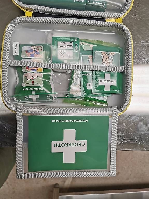 Kit di pronto soccorso: Kit de premiers secours, moyen, dans un coffret. – Usato da St-Aubin FR venduto da sme_nw6w 2