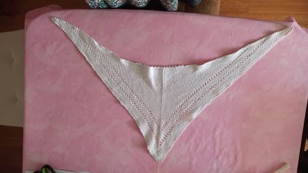 Gestricktes Dreieckstuch weiss mit Lochmuster handgemacht...