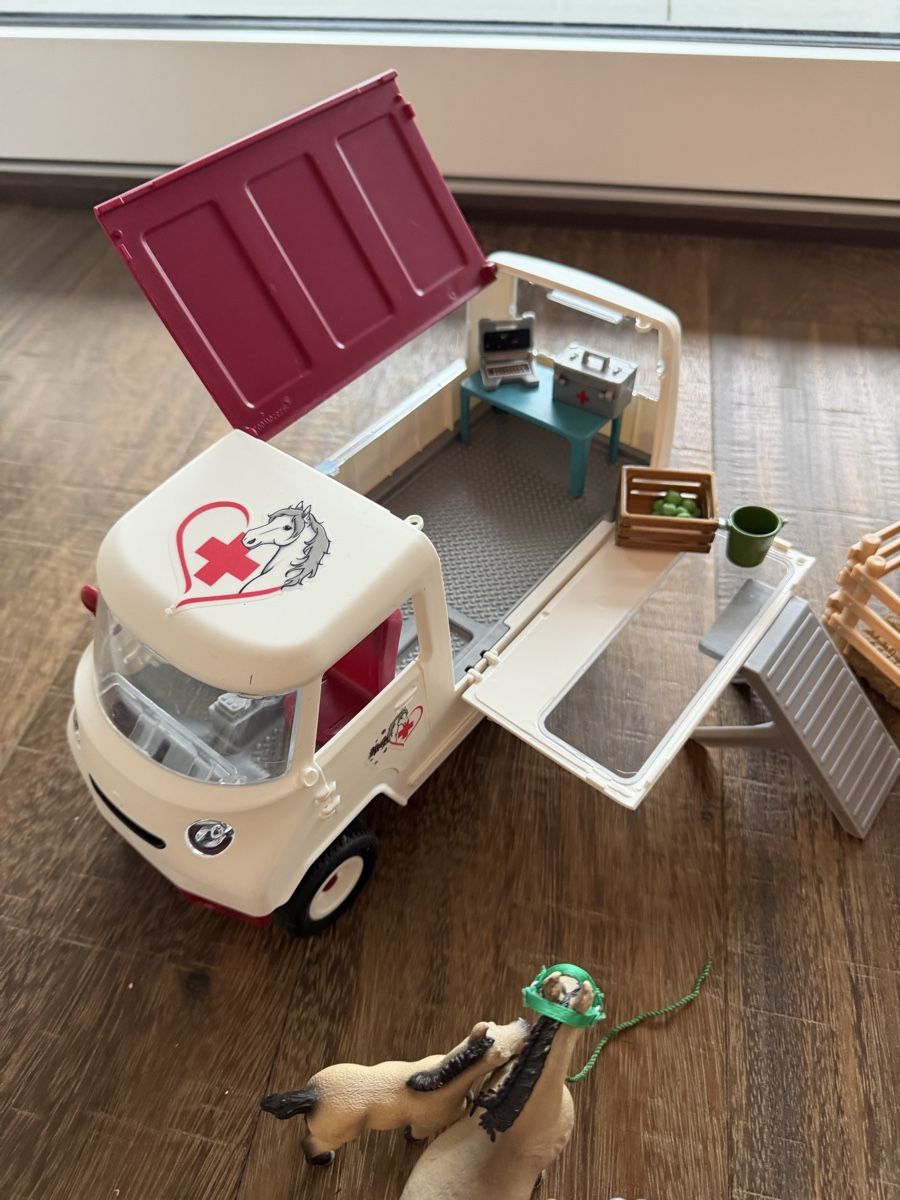 Schleich Giocattoli: Schleich Pferdestall und Krankentransporter – Usato da Wilen b. Wollerau venduto da phibekuemin 1