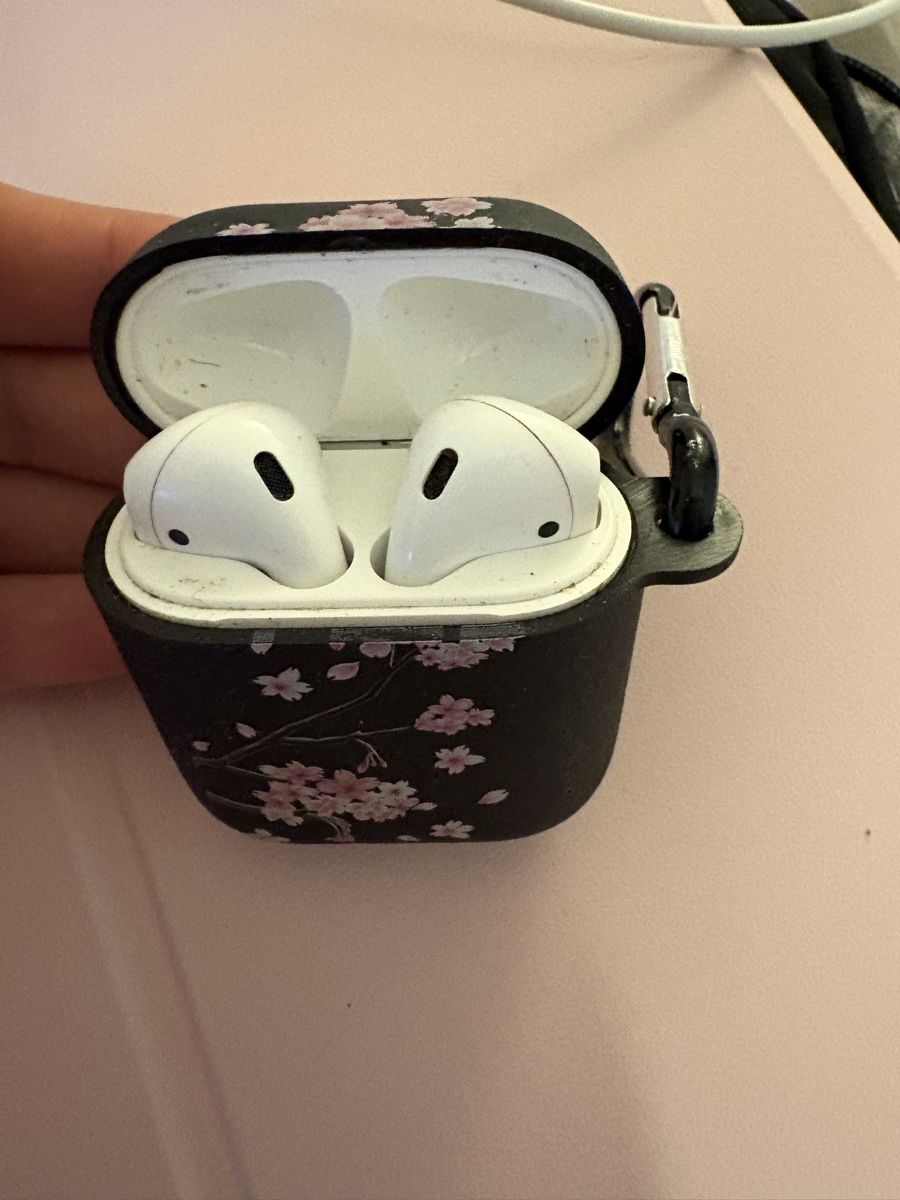 Apple Cuffie: AirPods  usate, con custodia protettiva! – Usato da Viganello venduto da cos_m2tj 3